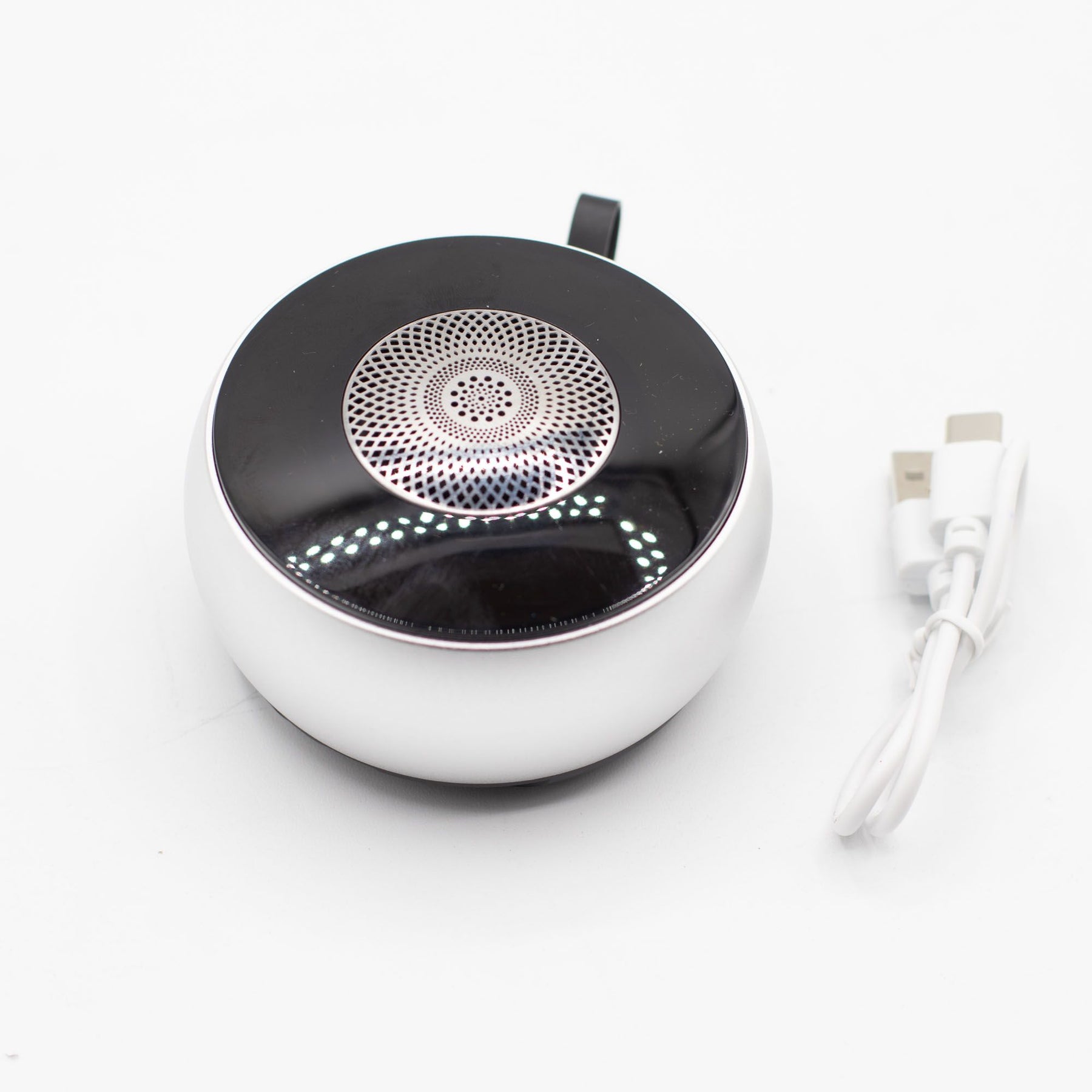 Bluetooth connection to phone with 10m range, LED mandala pulsing in sync with music with USB cable