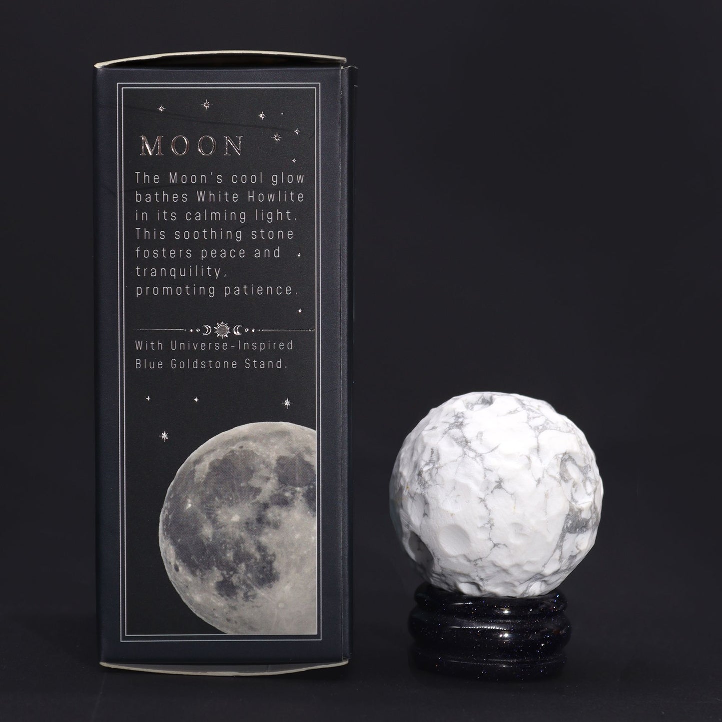 Weißer Howlith-Mondplanet, 4 cm, auf Goldstone-Ringständer – Mondschein