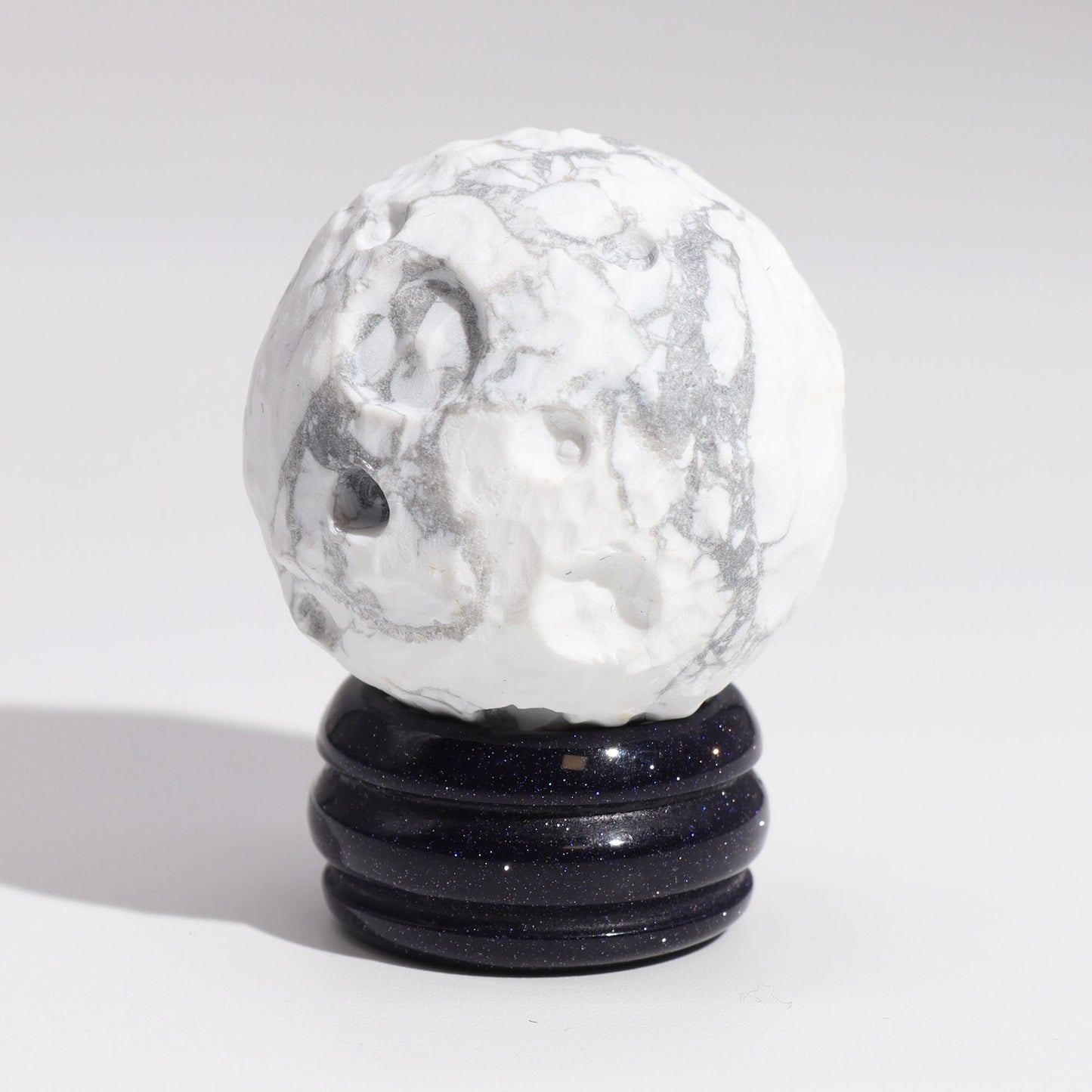 Weißer Howlith-Mondplanet, 4 cm, auf Goldstone-Ringständer – Mondschein