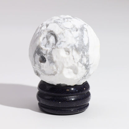 Weißer Howlith-Mondplanet, 4 cm, auf Goldstone-Ringständer – Mondschein