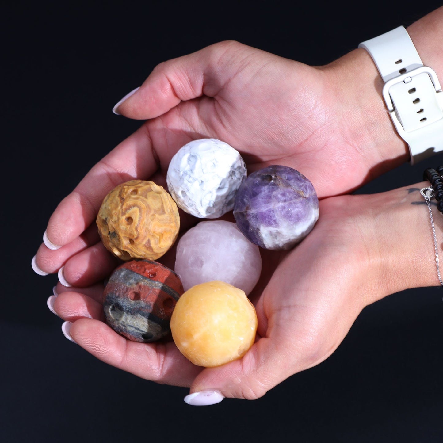 Weißer Howlith-Mondplanet, 4 cm, auf Goldstone-Ringständer – Mondschein