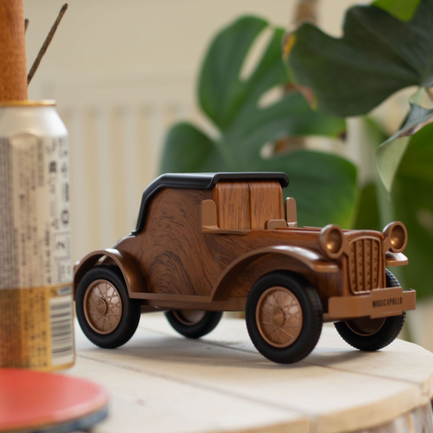 Classic vintage car-shaped Bluetooth speaker in wood-effect body with retro chrome details